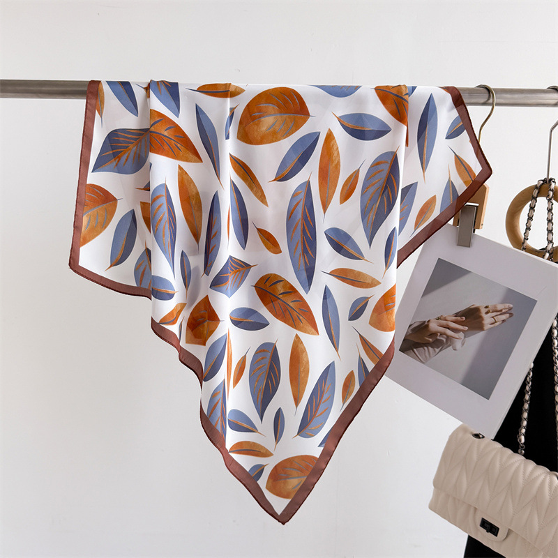 Luxury Brand Print 70cm Square - Face Scarf Mask recensie en prijs