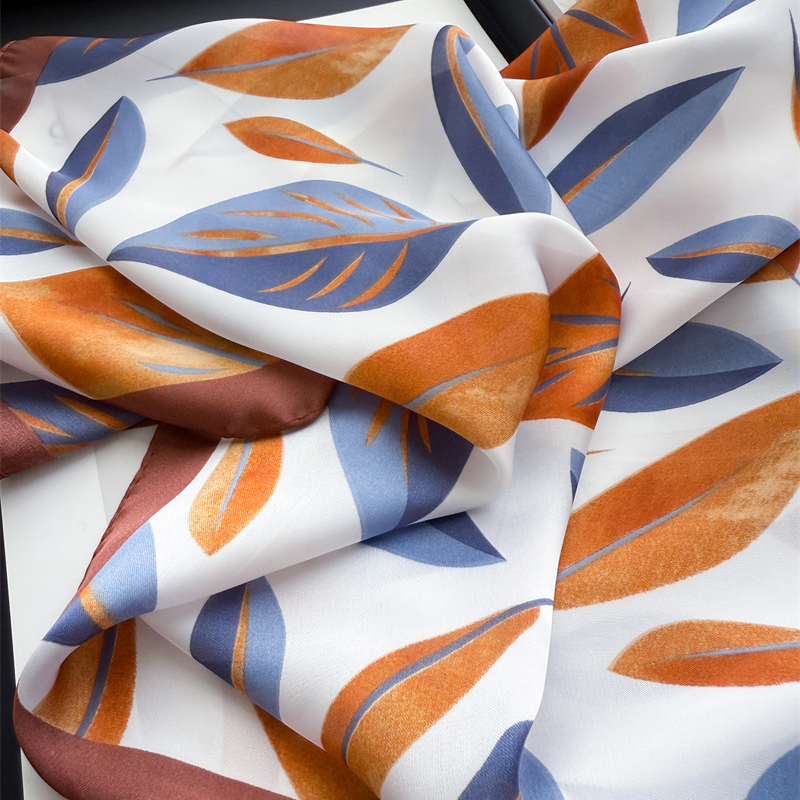 Luxury Brand Print 70cm Square - Face Scarf Mask recensie en prijs
